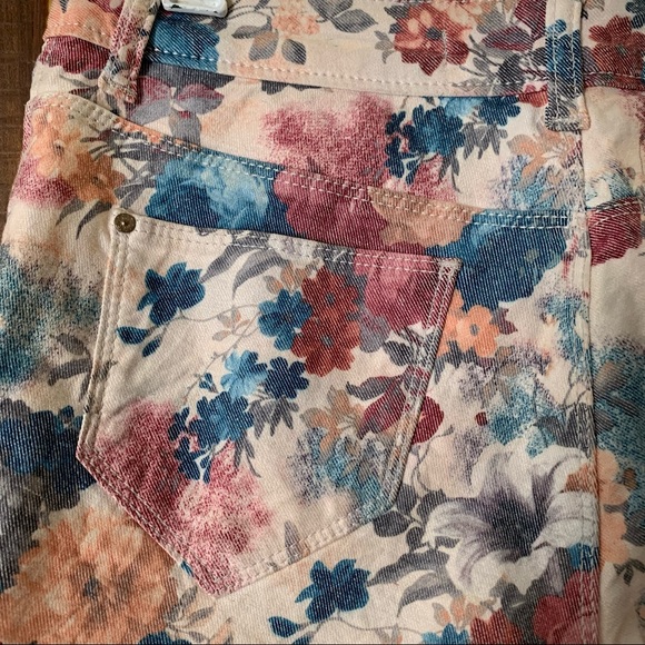 🌸 ZARA Floral Stretchable Denim Shorts in Pastel English Colours - Picture 7 of 10